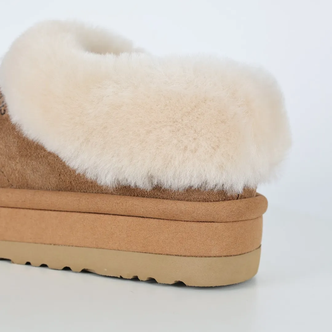 Pick up locally💰660 Core recommendation Good price Cashmere insoles are a very suitable choice for keeping warm in winter and at home. In the new year, uug launched a series of styles, which are partially geared towards the preferences of young consumers and have also moved to the forefront of fashion trends. Shoe body material Water-repellent coated suede upper 17mm UGGPURE™ implanted wool insole Lightweight non-slip comfortable rubber outsole With brand LOGO Trademark Comes with a full set of packaging Size: 35 36 37 38 39 40